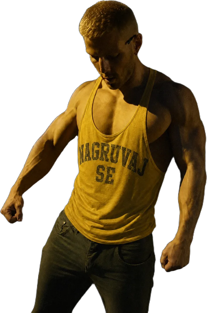 Trener nosi žutu NAGRUVAJ SE majicu, prava fotografija, nije render